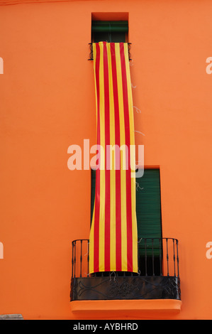 katalanische Fahne Haging Mauern von orange Terrakotta farbigen Gebäude Castello d Empuries Costa Brava in Spanien Stockfoto