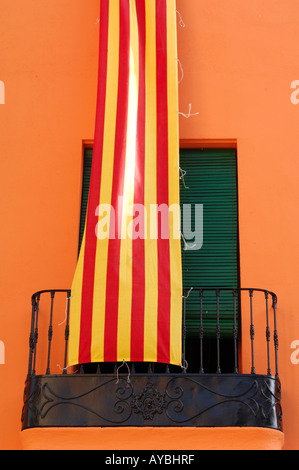 katalanische Fahne Haging Mauern von orange Terrakotta farbigen Gebäude Castello d Empuries Costa Brava in Spanien Stockfoto