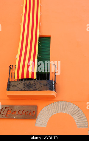 katalanische Fahne Haging Mauern von orange Terrakotta farbigen Gebäude Castello d Empuries Costa Brava in Spanien Stockfoto