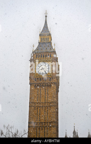 Big Ben Uhr, The Houses Of Parlament, Westminster London im Schnee mit großen Schneeflocken fallen Stockfoto