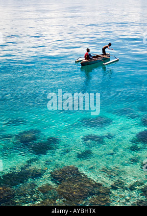 Zwei malaysische Jungs Angeln vom Boot in der Nähe von Mabul Island, Borneo, Malaysia Stockfoto
