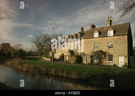 Einen frühen Winter-Nachmittag in der malerischen Cotswold Dorf von Lower Slaughter neben dem Fluss, der auf dem Land Stockfoto