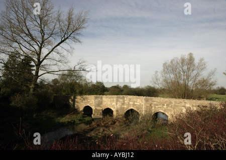 Thornbourough Brücke über die Claydon Brook und ist die älteste in Buckinghamshire und der einzige Überlebende mittelalterliche Brücke Stockfoto