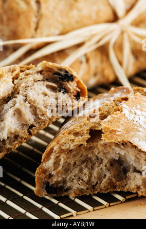 Italienische Oliven Knäckebrot auf Bambus Matte Stockfoto