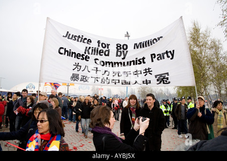 Tibet und Menschenrechte Anhänger protestieren gegen die Olympischen Spiele in Peking (2008) Fackelumzug durch London. Stockfoto