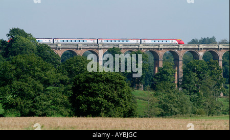 Virgin Voyager Zug fährt über Viadukt in der englischen Landschaft. Stockfoto