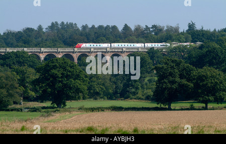 Virgin Voyager Zug fährt über Viadukt in der englischen Landschaft. Stockfoto