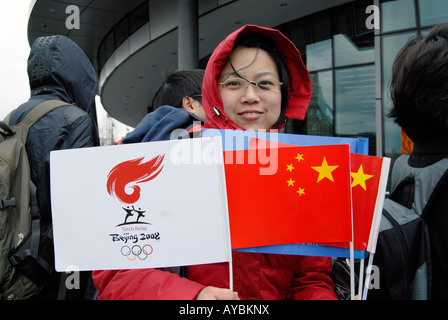 VEREINIGTES KÖNIGREICH. CHINESISCHE Studenten mit Flagge außerhalb GLA HQ während Relais der Olympischen Fackel auf dem Weg nach Peking Foto © Julio Etchar Stockfoto