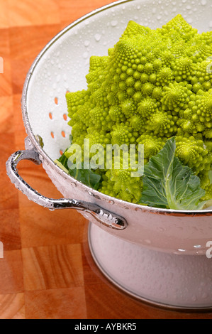 Romanesco (italienische Brokkoli) in einem Sieb Stockfoto