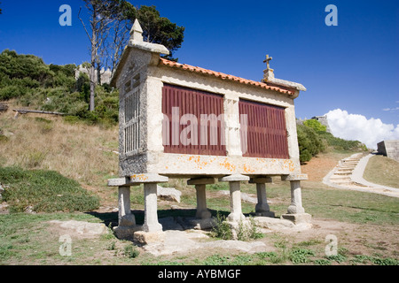 Horreo oder Speicher in der Nähe von mittelalterlichen Festung Baiona Galizien Spanien Stockfoto