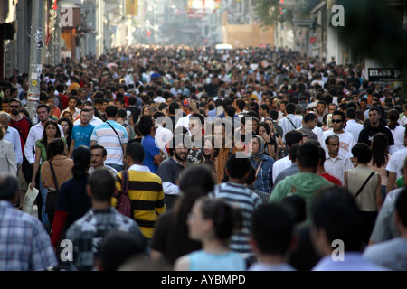 Menge von Menschen. Istiklal Caddesi, Beyoglu, Istanbul, Türkei Stockfoto