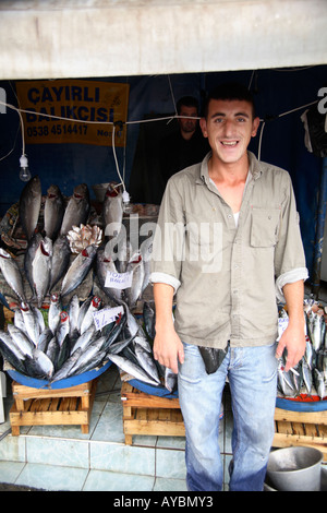 Fischhändler in Fischmarkt. Karakoy, Istanbul, Türkei Stockfoto