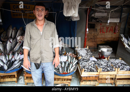 Fischhändler in Fischmarkt. Karakoy, Istanbul, Türkei Stockfoto