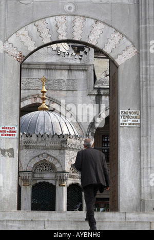 Islamische Mann betreten der neuen Moschee. Eminonu, Istanbul, Türkei Stockfoto