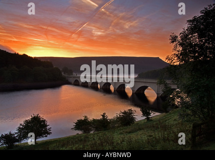 Sonnenaufgang über dem Derwent und Ladybower Stauseen, Peak District National Park, Derbyshire, England, Vereinigtes Königreich Stockfoto