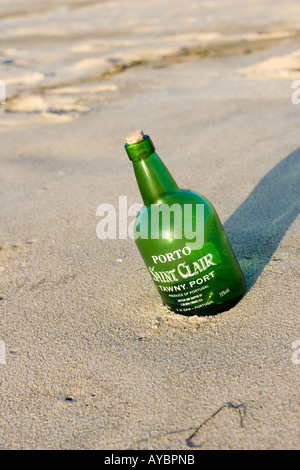 Green Saint Clair Port Flasche halb begraben im Sand Vila Conde, Portugal Stockfoto