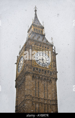 Big Ben Uhr, The Houses Of Parlament, Westminster London im Schnee mit großen Schneeflocken fallen Stockfoto