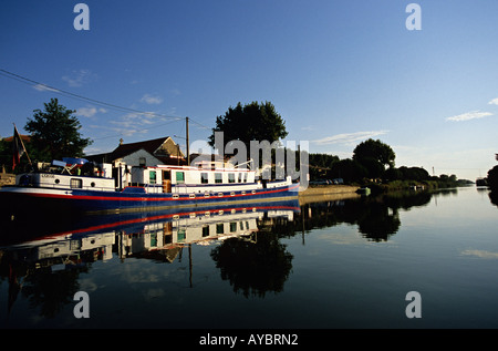 Hausboot am Canal du Midi in der Nähe von Aigues-Mortes-Frankreich Stockfoto