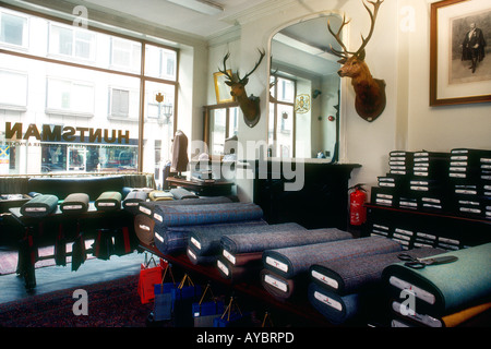 Innere der Schaufenster von maßgeschneiderten schneidern, Style, Savile Row, London. Stockfoto