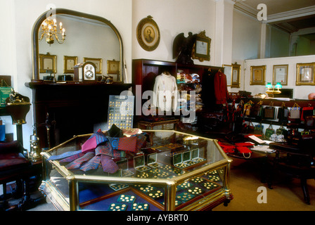 Messingknöpfe in Vitrine und Darstellung der Beziehungen in der Antike Showroom von Henry Poole & Co, Savile Row, London Stockfoto