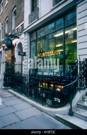 Jäger Shop in exklusiven historischen Savile Row-Gegend von Mayfair, Heimat der Meister Schneider für maßgeschneiderte Herren Kleidung und royal tailor Stockfoto