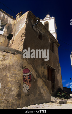 Die Kathedrale St. Jean Baptiste; Bunte Graffiti Figur und blauer Himmel. Calvi, Corsica. Stockfoto