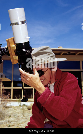 Herrn 720 Cheryl Sullivan lernt etwas über Astronomie und Sonne, das Sonnenobservatorium im Chaco Canyon in der Nähe von Zuschüssen, New Mexico. Stockfoto