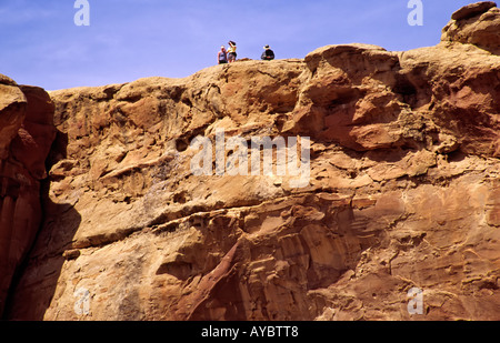 Energetische und furchtlosen Besucher, die nach oben wandern bekommen einen grandiosen Blick auf Pueblo Bonito im Chaco Canyon in der Nähe von Zuschüssen, New Mexico. Stockfoto