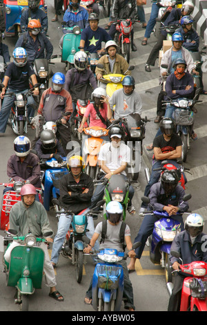 Motorräder und Roller warten an der Ampel, Bangkok Thailand Stockfoto