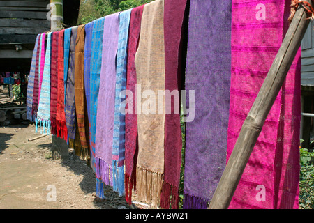 Thai Seide und Baumwolle Stoffe zum Verkauf angezeigt in Karen-Dorf in der Nähe von Chiang Mai, Nordthailand Stockfoto