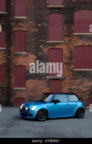 Maßgeschneiderte MINI Cooper S vor einem verlassenen Gebäude Stockfoto