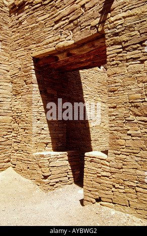 Eine ungewöhnliche Steingerahmte Türöffnung in der antiken Stadt Pueblo Bonito im Chaco Canyon in der Nähe von Zuschüssen, New Mexico. Stockfoto