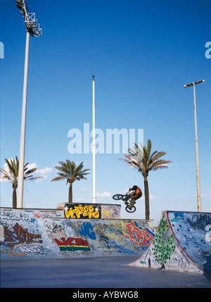BMX-Biker üben seine Sprünge in einem Skatepark nahe dem Strand in Barcelona, Katalonien, Spanien Stockfoto