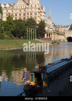 Bath BANES Großbritannien A Mann Fische aus einem Narrowboat am Fluss Avon im Zentrum Stadt Stockfoto