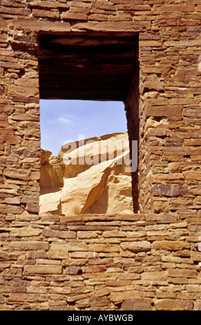 Die felsigen hohen Wüstenlandschaft zeigt durch ein Steingerahmte Fenster im Pueblo Bonito im Chaco Canyon in der Nähe von Zuschüssen, New Mexico. Stockfoto