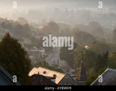 Furnished Bad BANES England UK A nebliger Morgen im Dorf Stockfoto