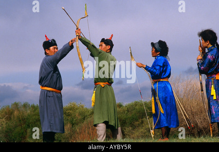 Mongolei, Ulan Bator. Familie im Wettbewerb im Bogenschießen Wettbewerb bei den Feierlichkeiten zum Nationalfeiertag (Naadam). Stockfoto