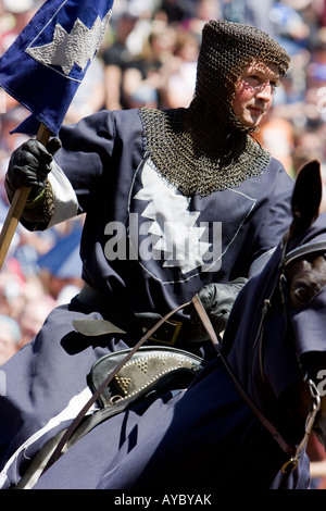 Blauen Ritter in Koenigstein Taunus Deutschland Ritterturnier montiert Stockfoto