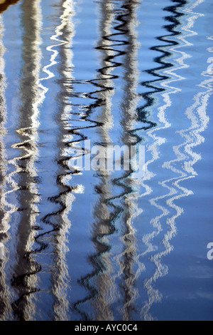 Reflexionen von Masten in der Marina bei Vannes Brittany France Stockfoto