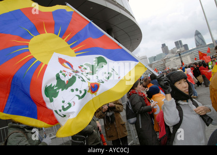 VEREINIGTES KÖNIGREICH. FREIES TIBET Flagge und Demonstranten vor GLA HQ während Relais der Olympischen Fackel auf dem Weg nach Peking Foto © Julio Etchart Stockfoto
