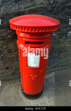 Ein frisch gestrichenen Royal Mail-Briefkasten. Stockfoto