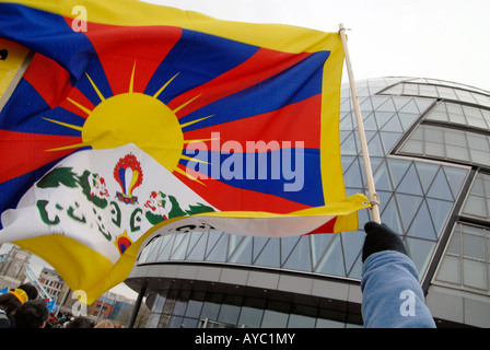 VEREINIGTES KÖNIGREICH. FREIES TIBET Flagge und Demonstranten vor GLA HQ während Relais der Olympischen Fackel auf dem Weg nach Peking Foto © Julio Etchart Stockfoto
