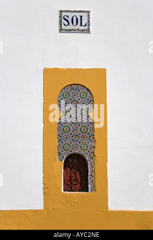 Ein Kachelofen maurischen Stil-Fenster mit dem Wort Sol darüber in der Stierkampfarena Plaza de Toros in Ayamonte, Huelva, Spanien Stockfoto