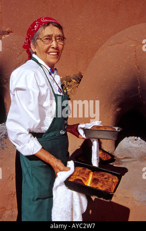 Herr 641 Della Roybal backt Brot im Steinofen Adobe im el Rancho de Las Golondrinas, eine lebendige Geschichte Museum in Santa Fe, New Mexico. Stockfoto