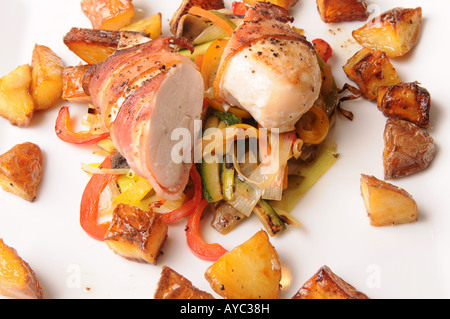 Küchenchef, vorbereiten, Essen, Huhn, eingewickelt in Speck Stockfoto