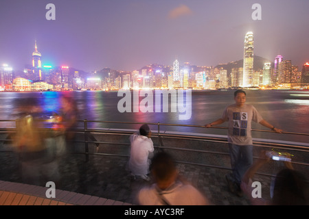 Touristen fotografieren von Blick auf den Hafen, Hong Kong Stockfoto