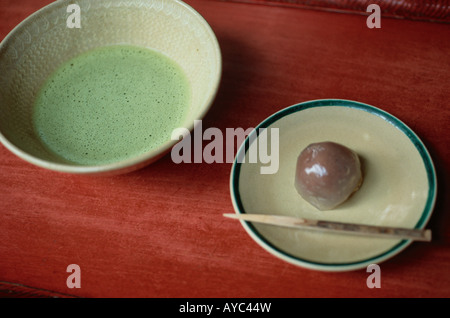 Pulverisierte Grüne Tee und Kuchen Stockfoto