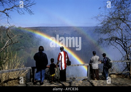 Menschen viel Freude beim Betrachten des doppelten Regenbogens in der Gischt der Victoriafälle aus Sambia Seite Afrika Stockfoto