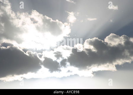 Sonne hinter Wolke Stockfoto
