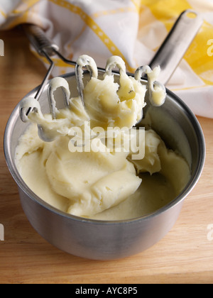 Einen Topf mit Maris Piper Kartoffelbrei mit Metall Stampfer Stockfoto